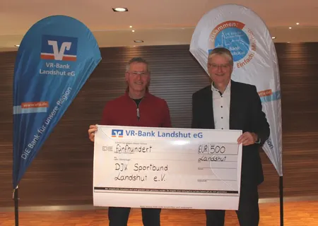 Bild von einer Spende der VR-Bank eG an den DJK Sportbund Landshut e.V.